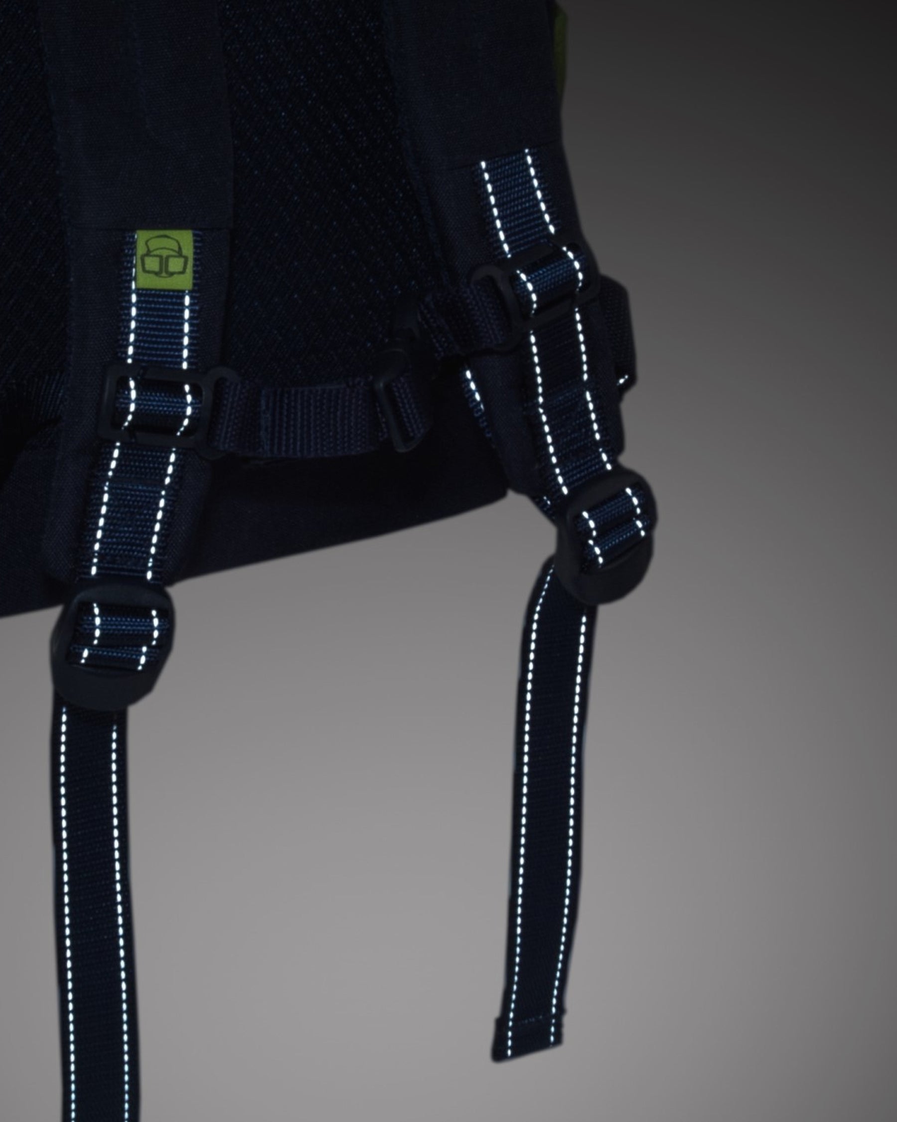 Reflektierende Riemen des Kinderrucksacks 'Linus' von Johnny Urban in Dunkelblau