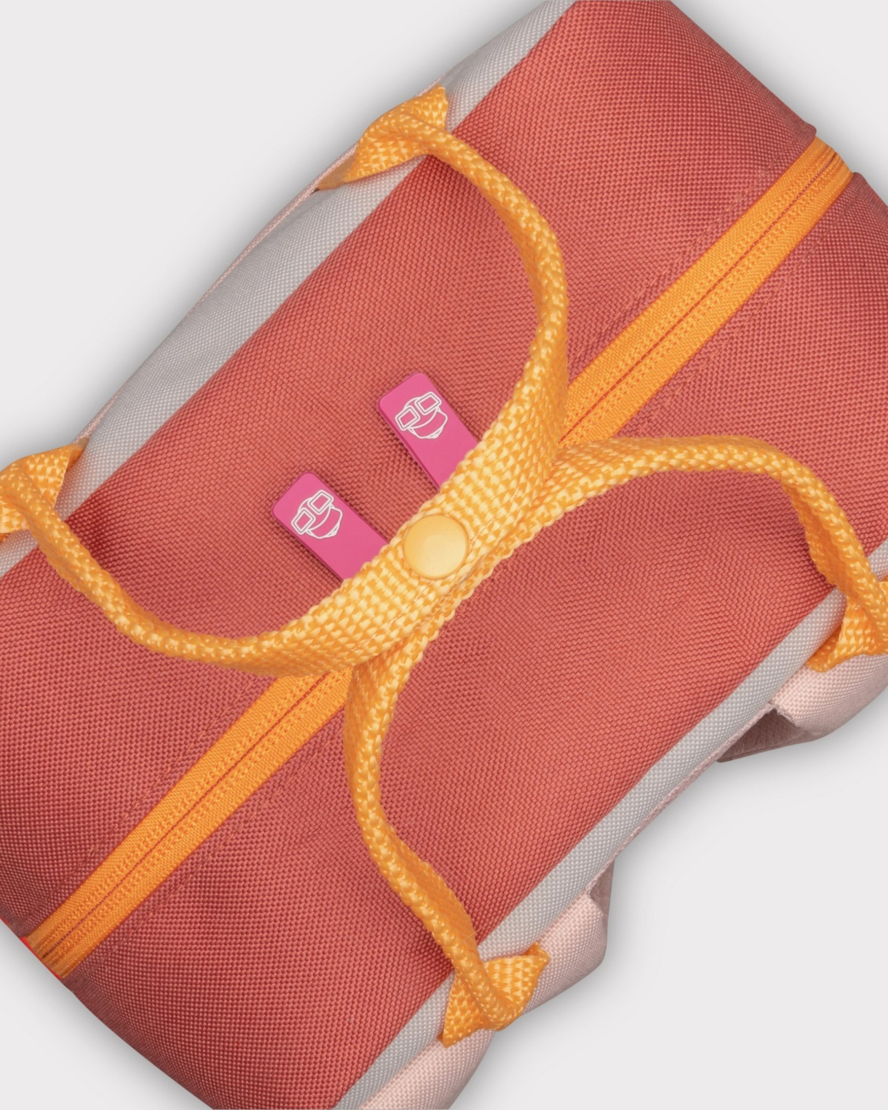 Kinderrucksack 'Linus' in Rosa mit gelben Trägern und Reißverschluss