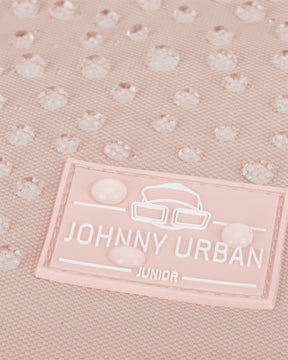 Nahaufnahme eines rosa Kinderrucksacks Liam von Johnny Urban Junior mit wasserabweisender Oberfläche und Wasserperlen