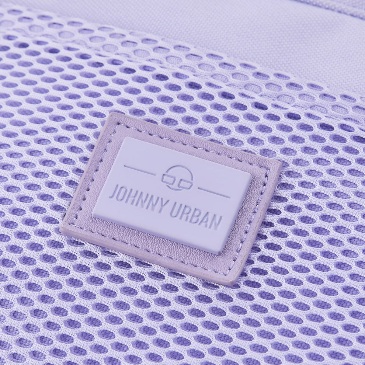 Nahaufnahme des Johnny Urban Logos auf der lila Umsetzungstasche 'Elliot' mit Netzmaterial