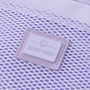 Nahaufnahme des Johnny Urban Logos auf der lila Umsetzungstasche 'Elliot' mit Netzmaterial