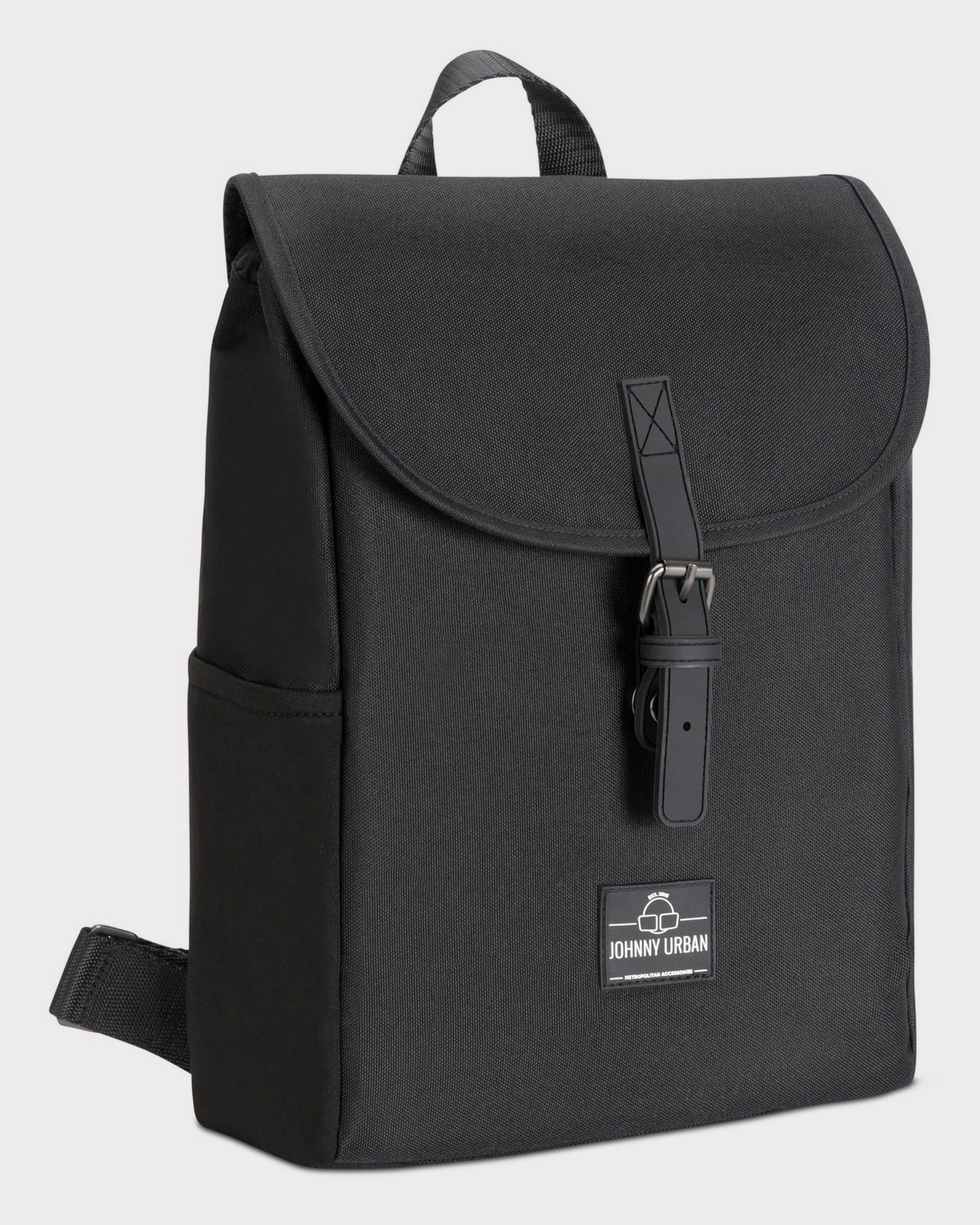 Schwarzer Damenrucksack 'Romy' von Johnny Urban mit Klappenverschluss und verstellbarem Schultergurt