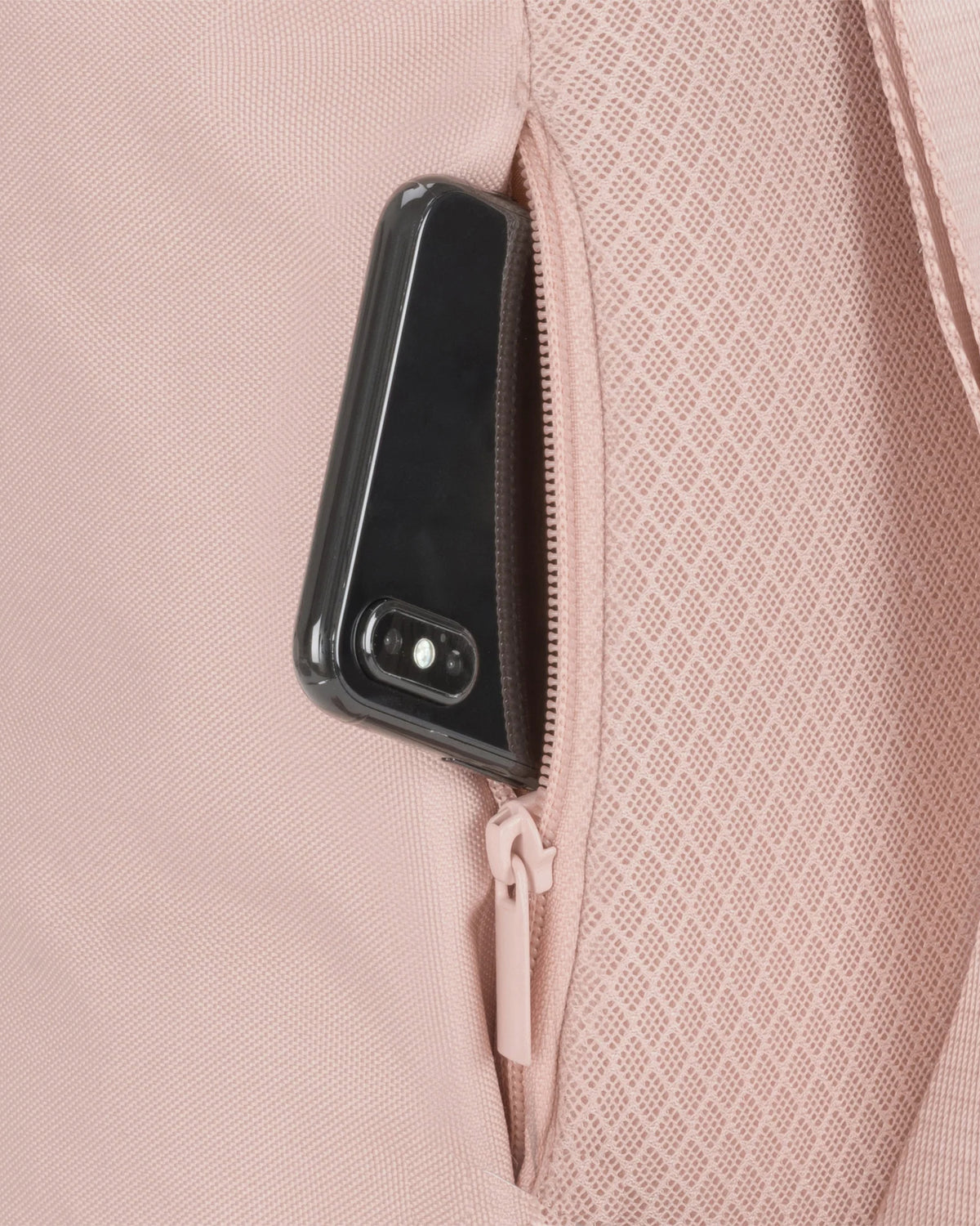 Helles kleines Damenrucksackfach "Romy" mit teilweise geöffnetem Reißverschluss und schwarzem Smartphone zum Herausnehmen