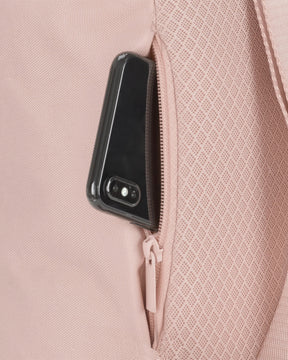 Helles kleines Damenrucksackfach "Romy" mit teilweise geöffnetem Reißverschluss und schwarzem Smartphone zum Herausnehmen