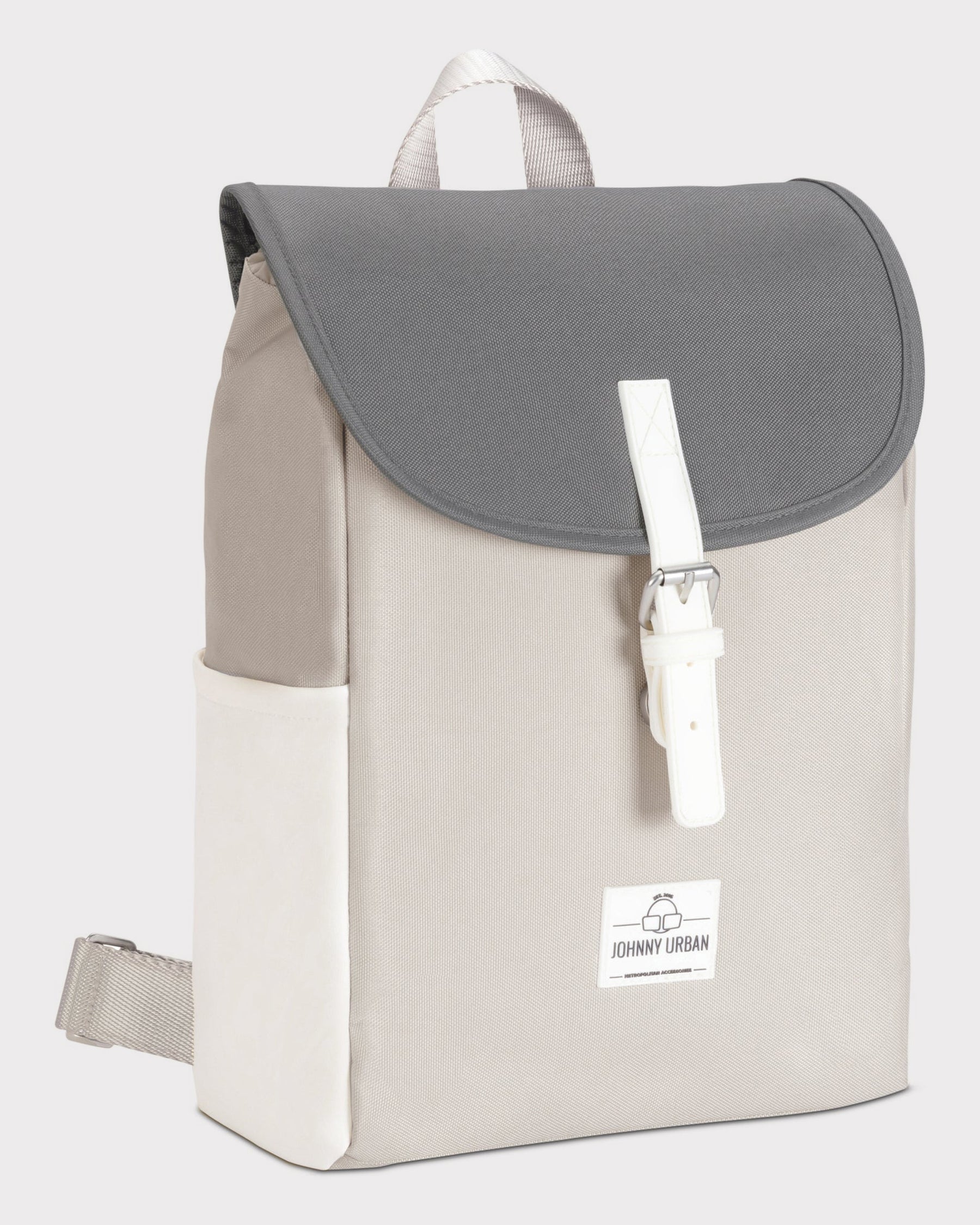 Kleiner Damenrucksack Romy von Johnny Urban in Beige mit grauem Klappdeckel und weißem Schnallenverschluss