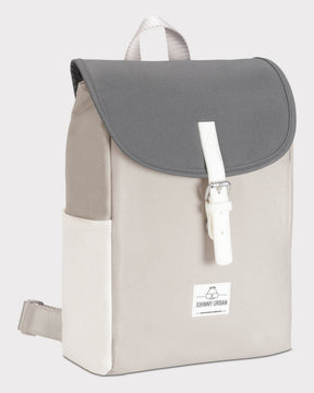 Kleiner Damenrucksack Romy von Johnny Urban in Beige mit grauem Klappdeckel und weißem Schnallenverschluss