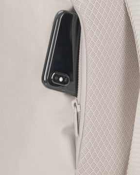 Heller Damenrucksack 'Romy' mit offenem Reißverschluss und schwarzem Smartphonefach