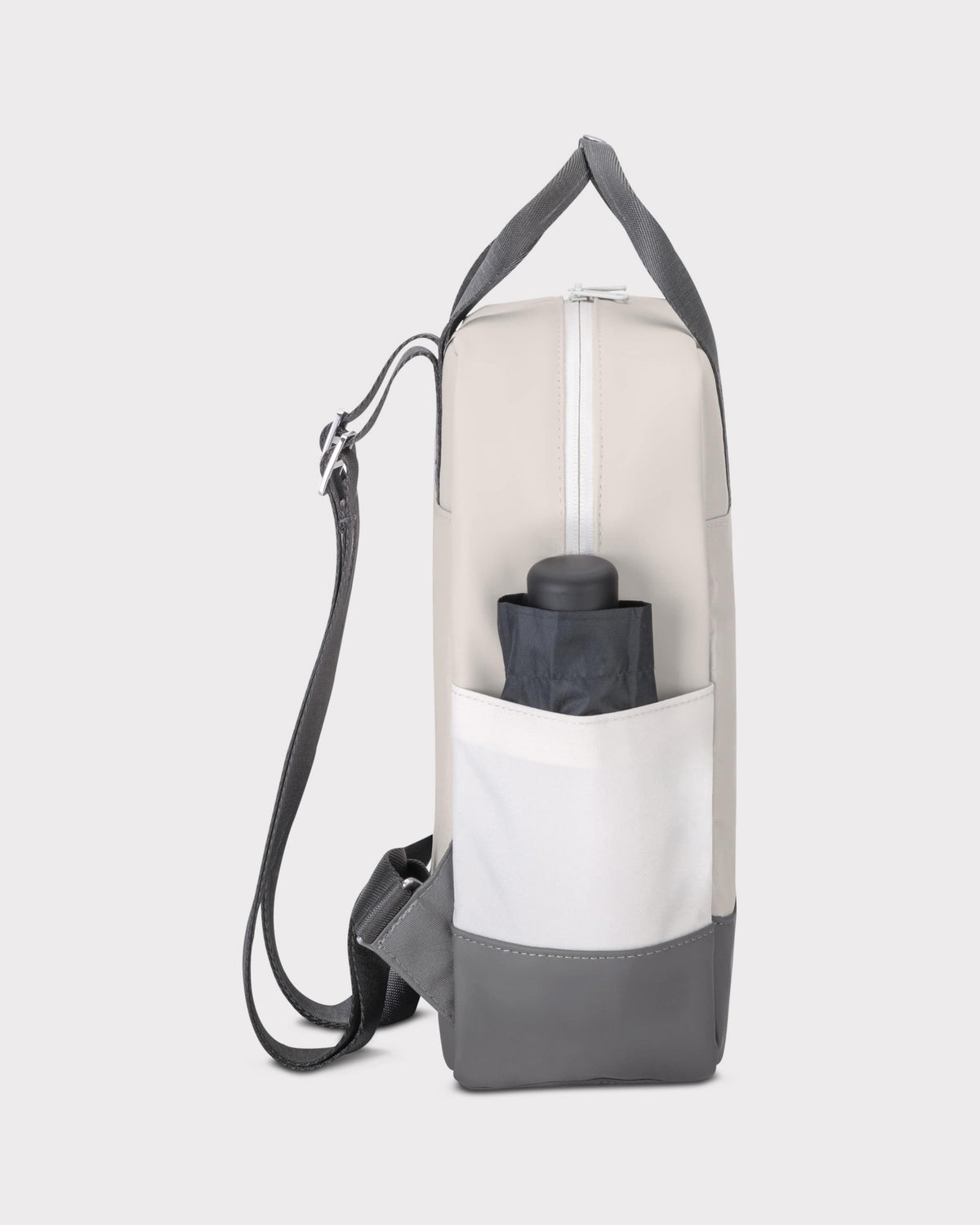 Seitliche Ansicht des kleinen Damen-Rucksacks 'Jona Small' in Sandgrau mit seitlicher Tasche und schwarzem Regenschirm