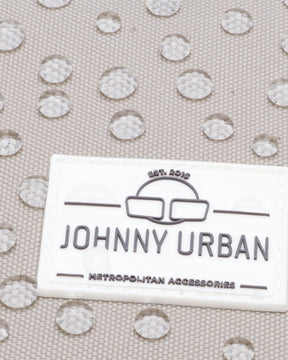 Nahaufnahme des wasserabweisenden Stoffs eines Damenrucksacks 'Romy' mit Johnny Urban Logo