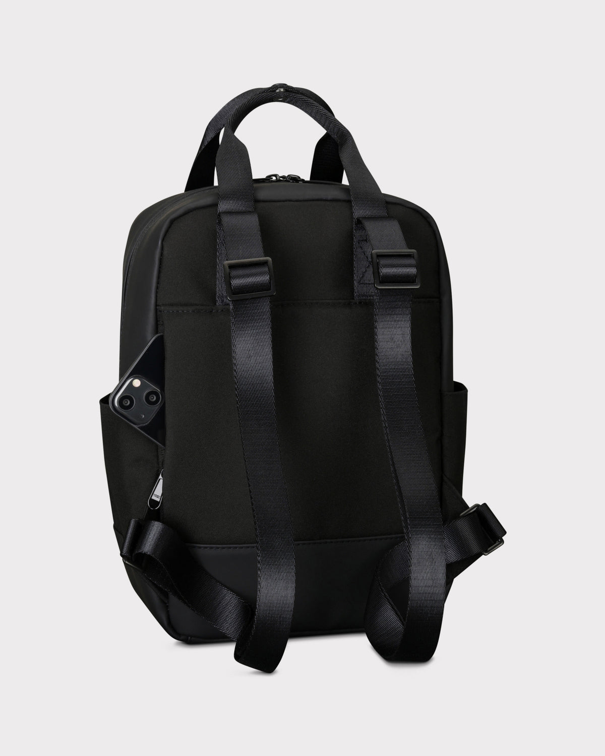 Schwarzer Jona Small Rucksack von Johnny Urban mit verstellbaren Schulterriemen und seitlicher Außentasche mit Smartphone