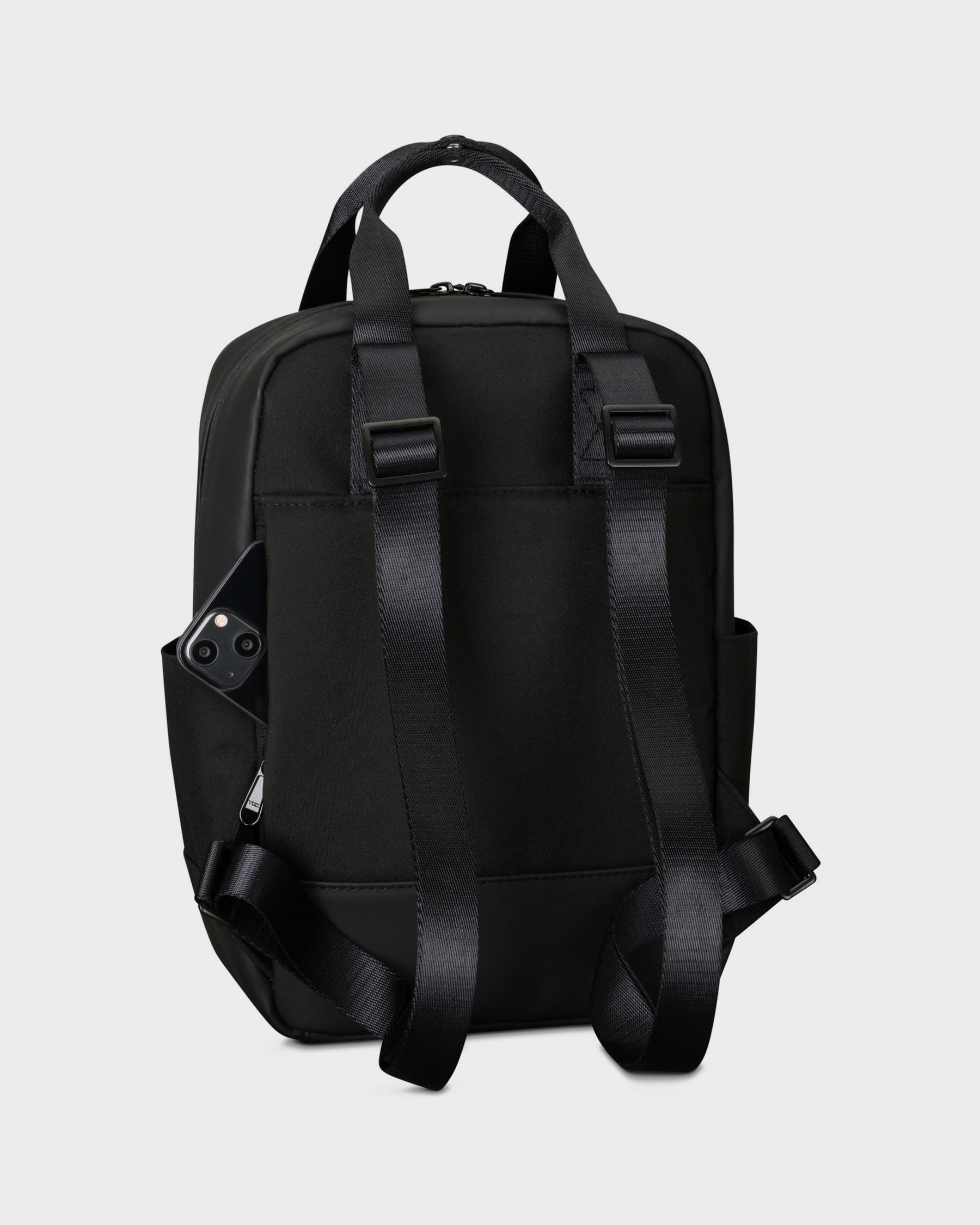 Schwarzer Jona Small Rucksack von Johnny Urban mit verstellbaren Schulterriemen und seitlicher Außentasche mit Smartphone