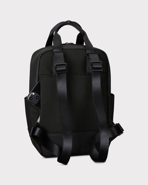 Schwarzer Jona Small Rucksack von Johnny Urban mit verstellbaren Schulterriemen und seitlicher Außentasche mit Smartphone