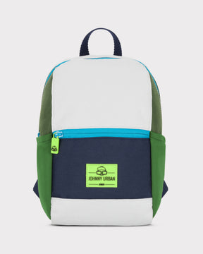 Kleiner Kinderrucksack Leo von Johnny Urban in Weiß, Dunkelblau und Grün mit türkisem Reißverschluss und grünem Logo