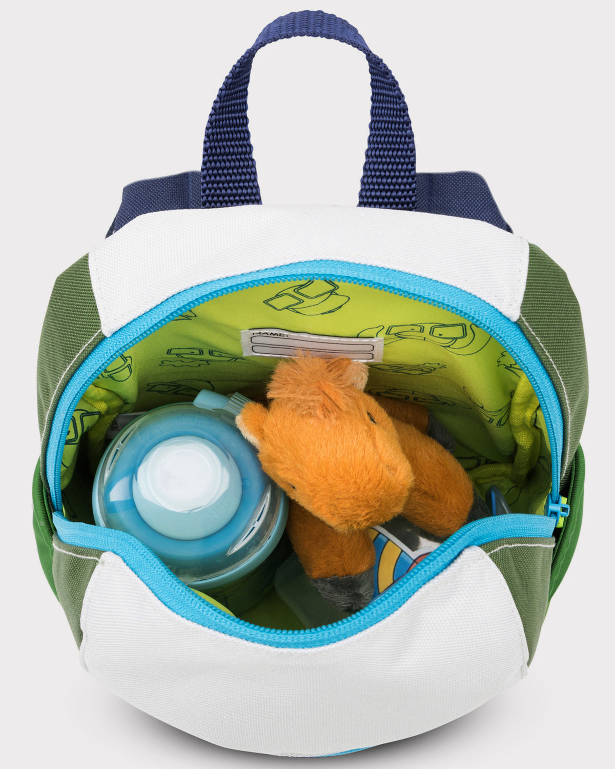 Kleiner Kinderrucksack 'Leo' mit blauem Reißverschluss, grünen und weißen Flächen, gefüllt mit einer Wasserflasche und einem braunen Stofftier