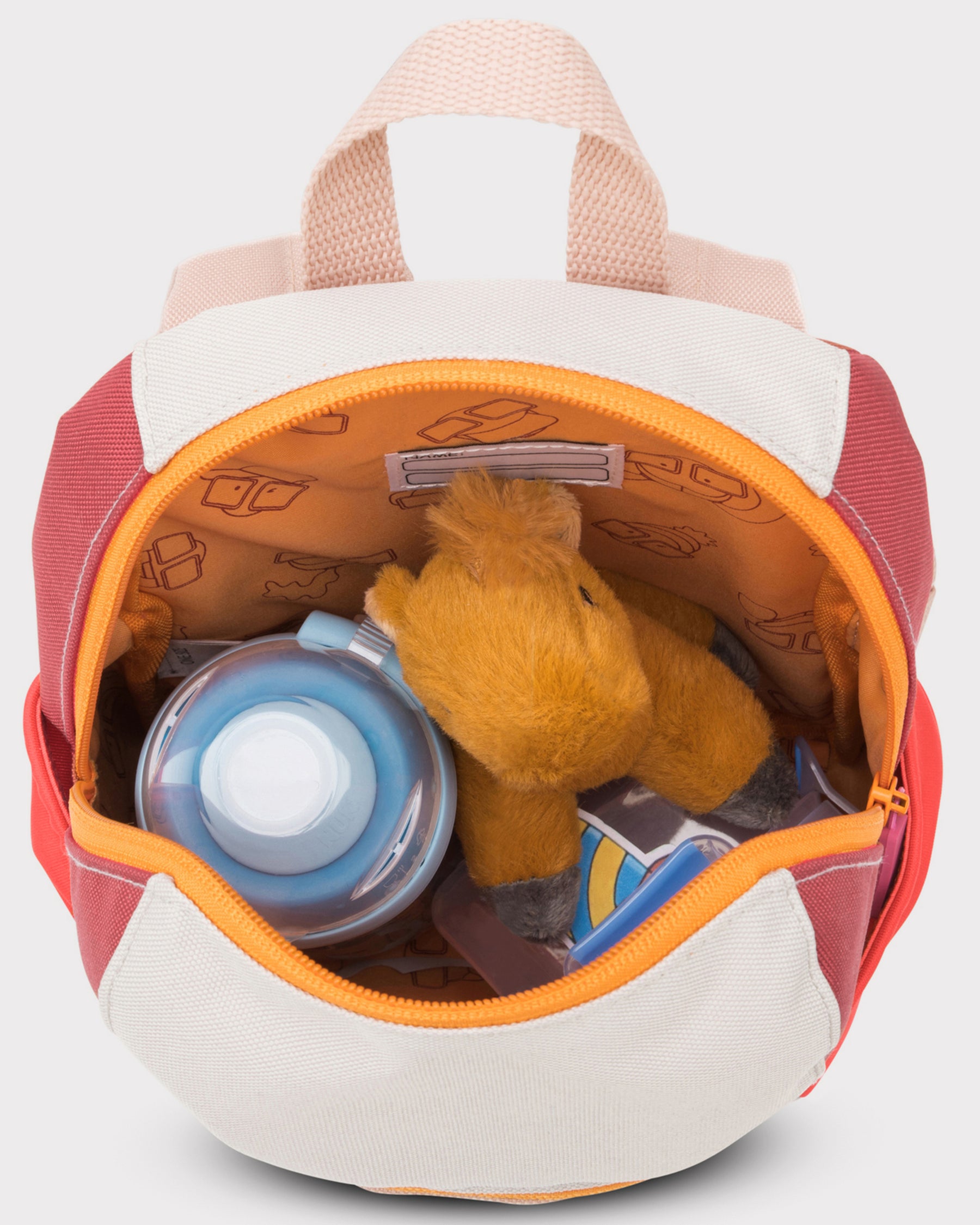 Kleiner Kinderrucksack 'Leo' von Johnny Urban mit orangefarbenem Innenleben, gefüllt mit Kuscheltier und Wasserflasche