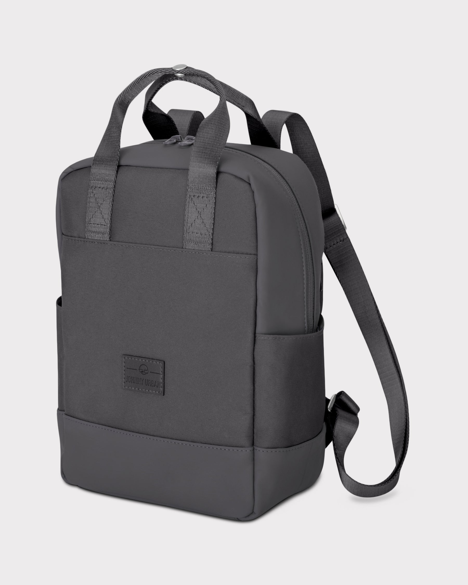 Kleiner dunkelgrauer Jona Small Rucksack von Johnny Urban mit zwei Tragegriffen und zwei Seitentaschen