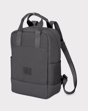 Kleiner dunkelgrauer Jona Small Rucksack von Johnny Urban mit zwei Tragegriffen und zwei Seitentaschen