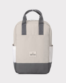 Rucksack 'Jona Small' in sandgrau mit dunkelgrauem Boden und Tragegriffen