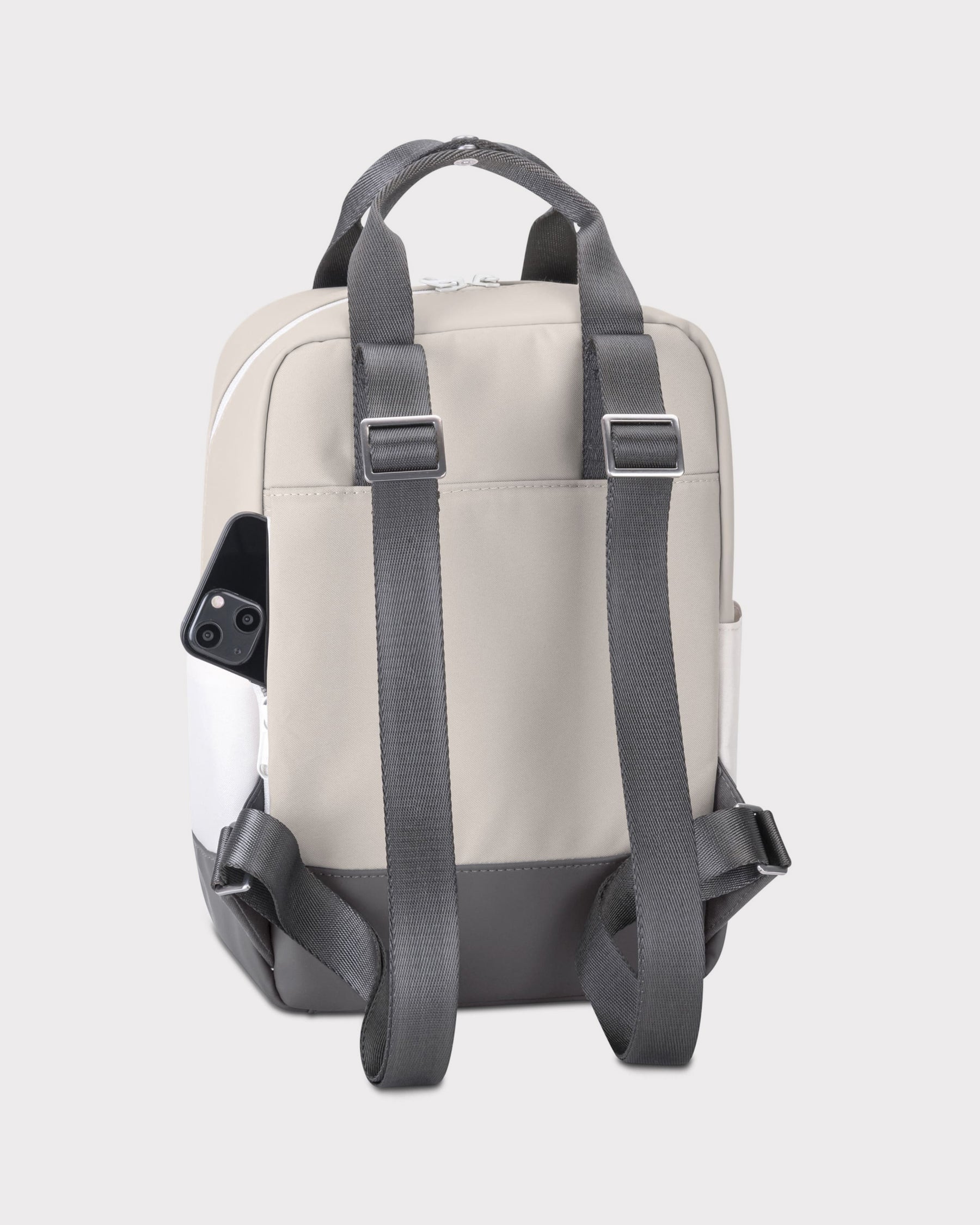 Rucksack 'Jona Small' in Sandgrau mit verstellbaren dunkelgrauen Trägern und einer Handytasche mit Handy