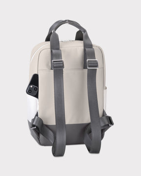 Rucksack 'Jona Small' in Sandgrau mit verstellbaren dunkelgrauen Trägern und einer Handytasche mit Handy