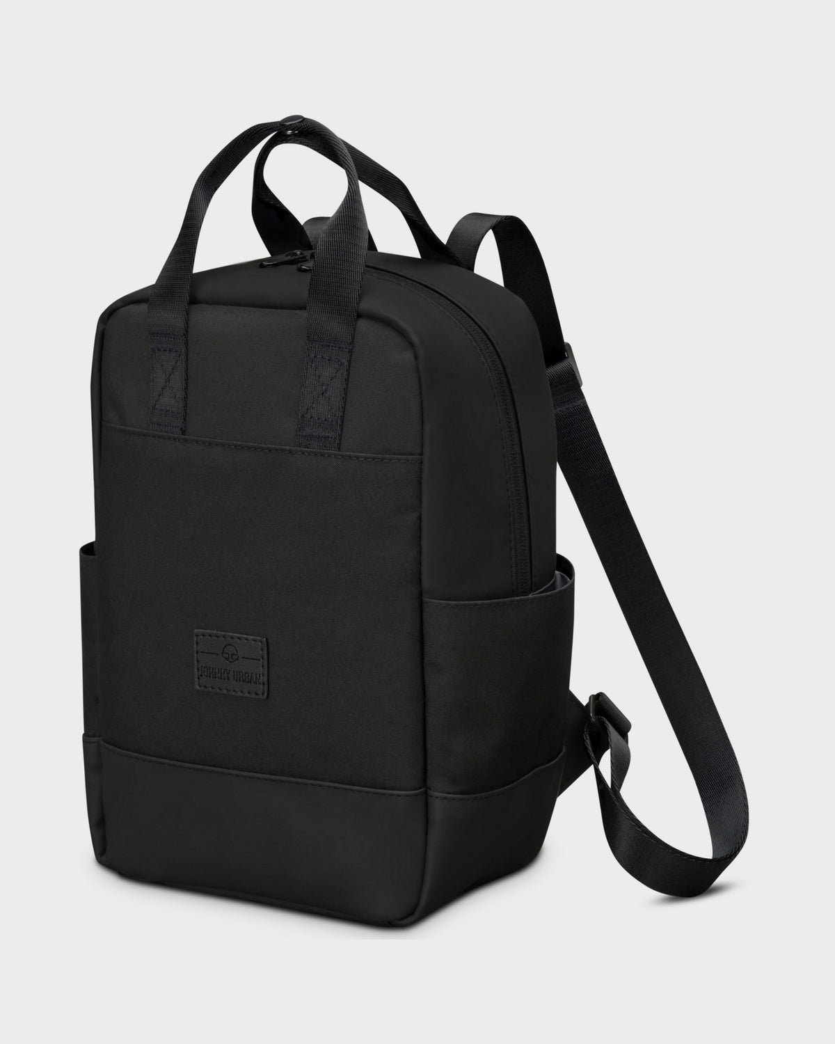 Schwarzer Rucksack 'Jona Small' von Johnny Urban mit zwei Tragegriffen und verstellbaren Schultergurten