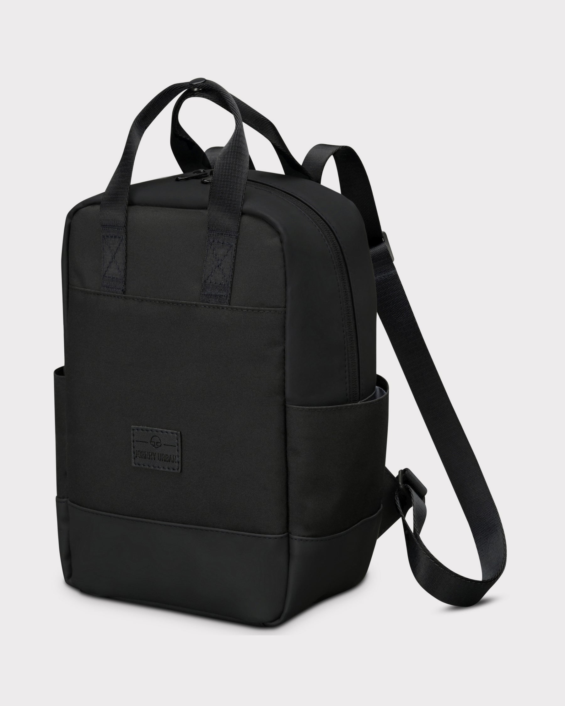 Schwarzer Rucksack 'Jona Small' von Johnny Urban mit zwei Tragegriffen und verstellbaren Schultergurten
