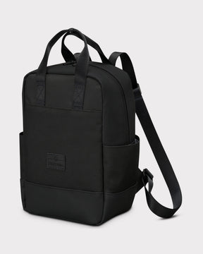 Schwarzer Rucksack 'Jona Small' von Johnny Urban mit zwei Tragegriffen und verstellbaren Schultergurten