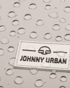 Nahaufnahme des wasserabweisenden Materials des sandgrauen Rucksacks 'Jona Small' mit Johnny Urban Logo