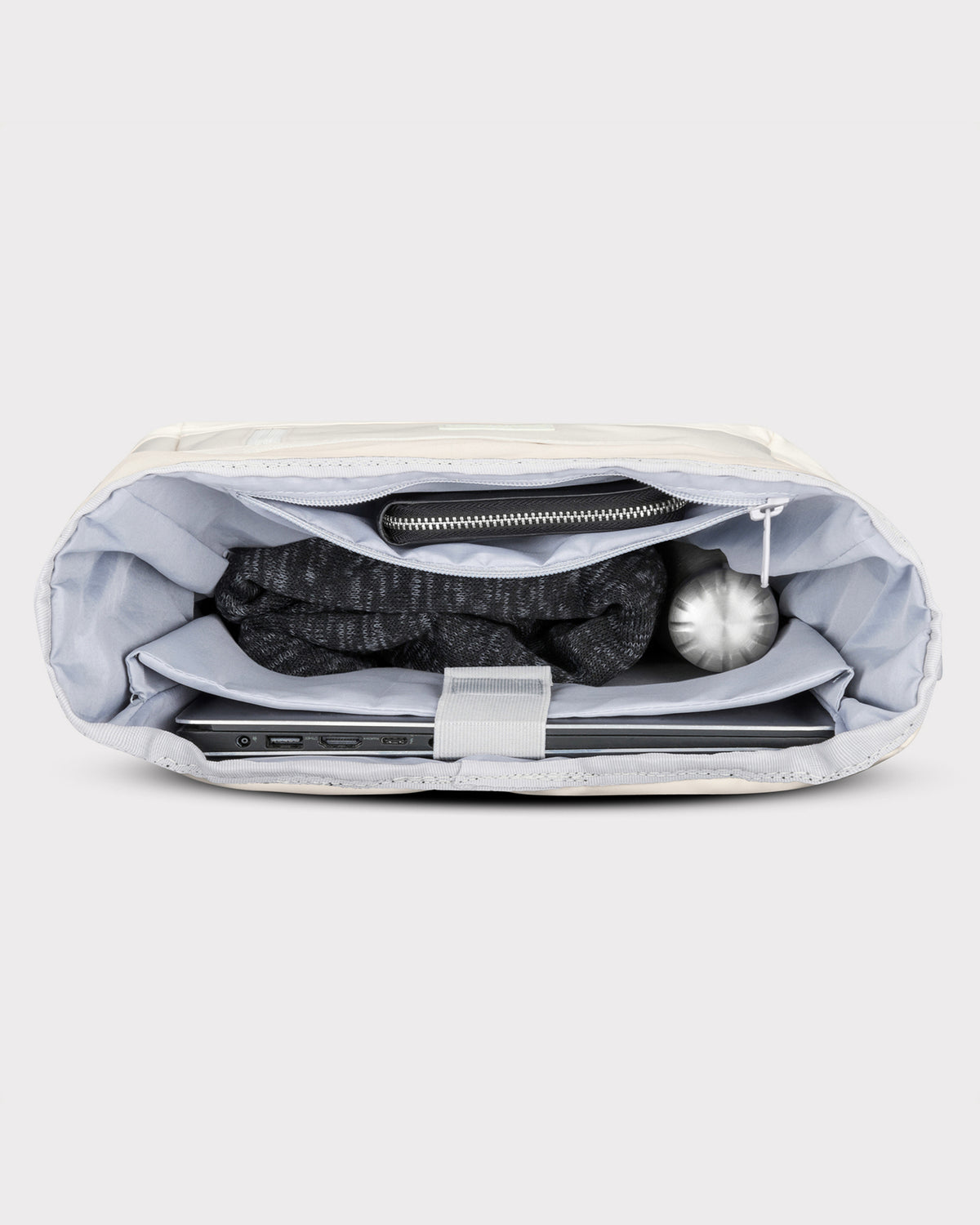 Offener weißer Johnny Urban Rolltop Rucksack 'Robin Medium' mit Laptopfach und Reißverschlusstasche