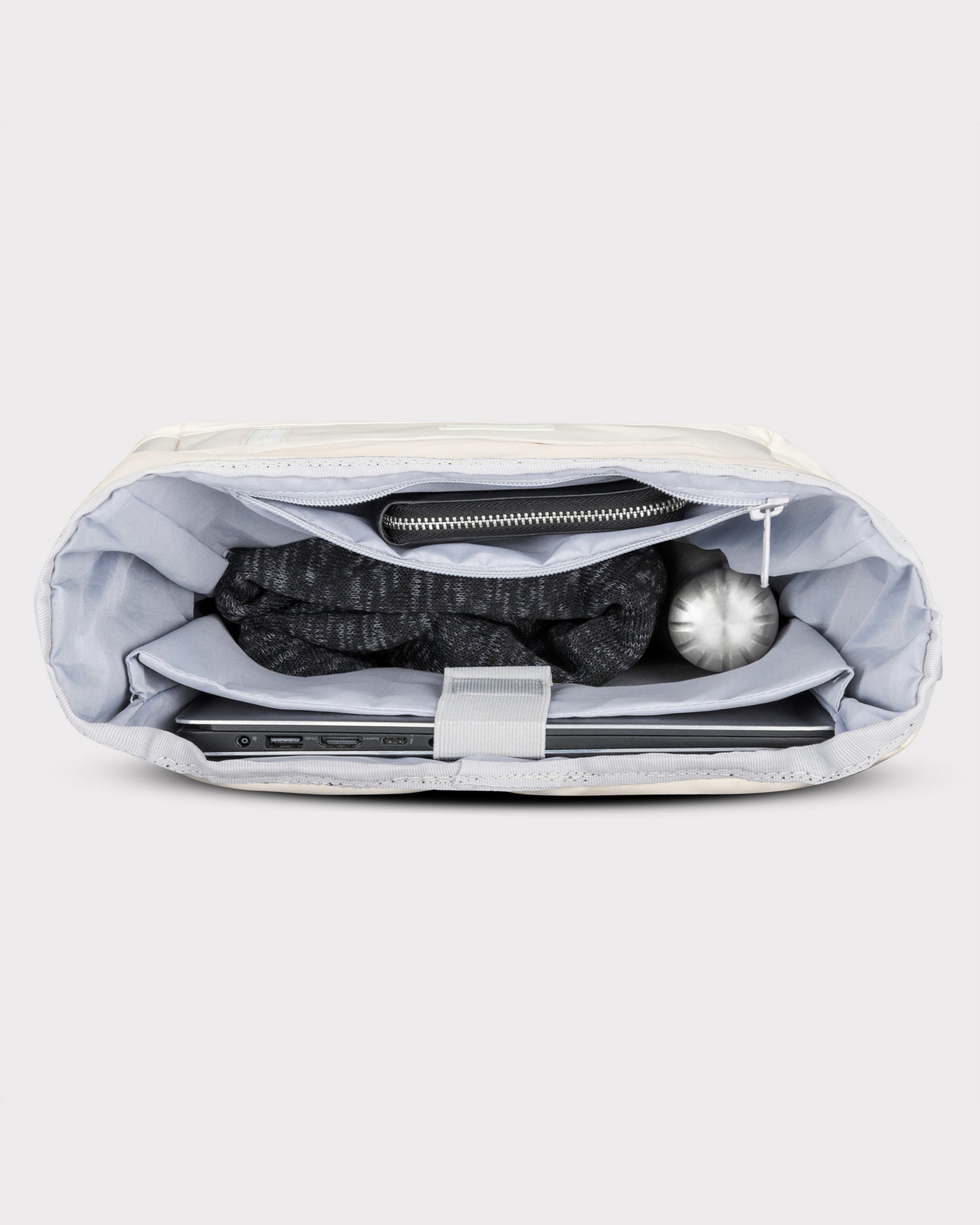 Offener weißer Johnny Urban Rolltop Rucksack 'Robin Medium' mit Laptopfach und Reißverschlusstasche