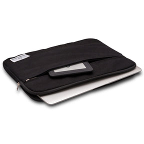 Schwarze Johnny Urban Laptop Hülle aus Stoff für 12-15 Zoll Geräte mit geöffneter Reißverschlusstasche, Laptop und E-Reader stecken darin