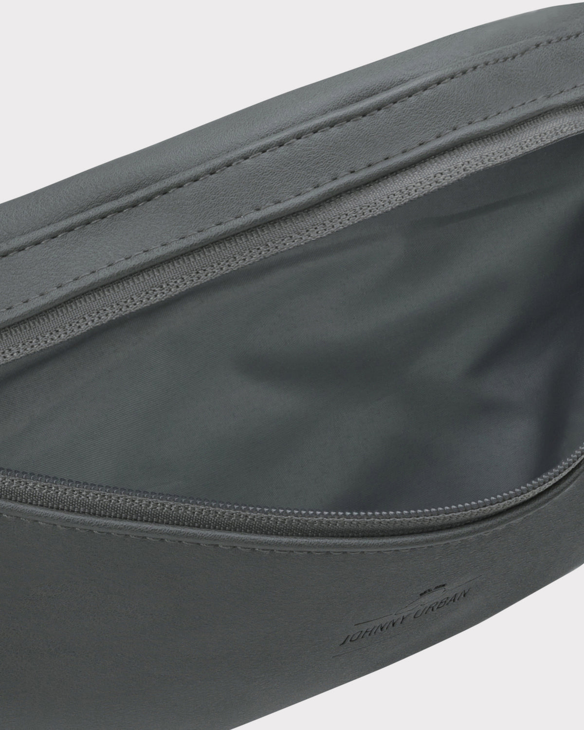 graue Bauchtasche 'Toni' aus Kunstleder mit geöffnetem Reißverschluss, Innenfutter sichtbar