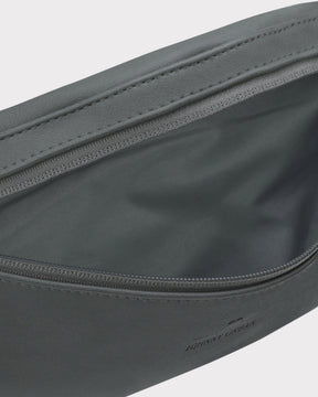 graue Bauchtasche 'Toni' aus Kunstleder mit geöffnetem Reißverschluss, Innenfutter sichtbar