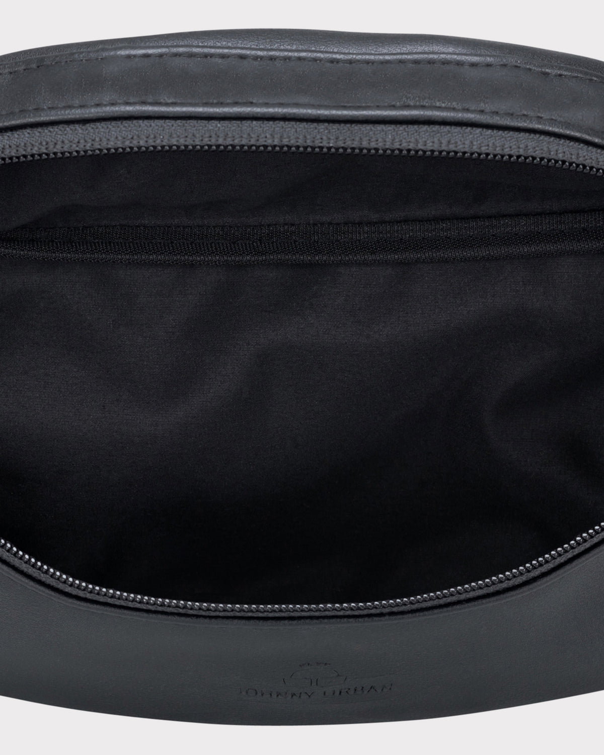 Innenansicht der schwarzen Bauchtasche 'Toni' aus Kunstleder mit Reißverschluss und Stofffutter