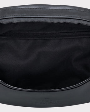 Innenansicht der schwarzen Bauchtasche 'Toni' aus Kunstleder mit Reißverschluss und Stofffutter