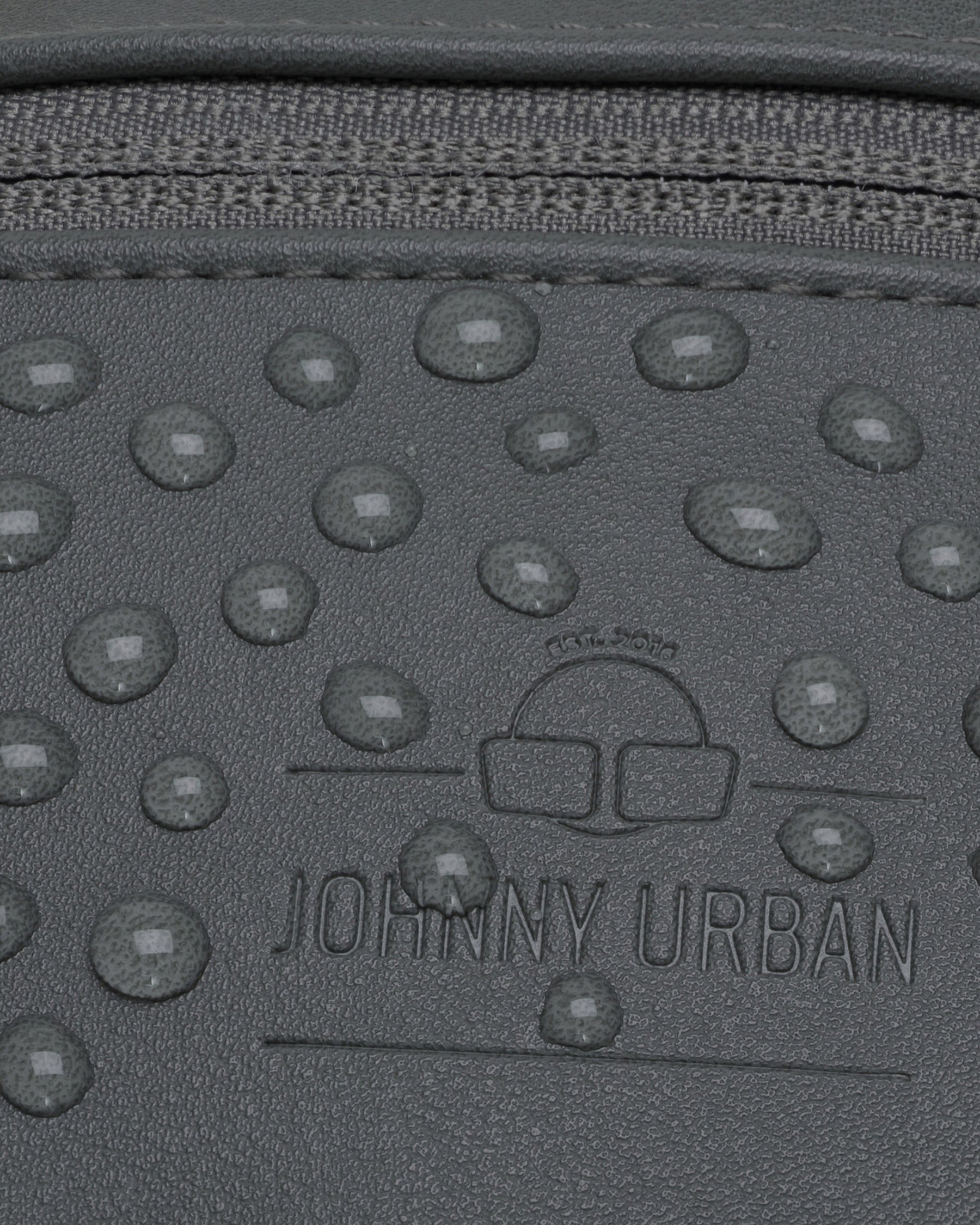 Nahaufnahme der wasserabweisenden grauen Kunstleder-Bauchtasche 'Toni' von Johnny Urban mit sichtbaren Wassertropfen