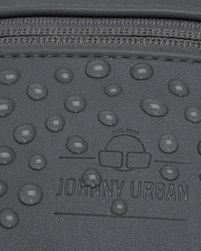 Nahaufnahme der wasserabweisenden grauen Kunstleder-Bauchtasche 'Toni' von Johnny Urban mit sichtbaren Wassertropfen