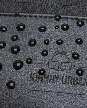 Nahaufnahme der wasserabweisenden schwarzen Kunstleder-Bauchtasche 'Toni' von Johnny Urban mit Wasserperlen auf der Oberfläche