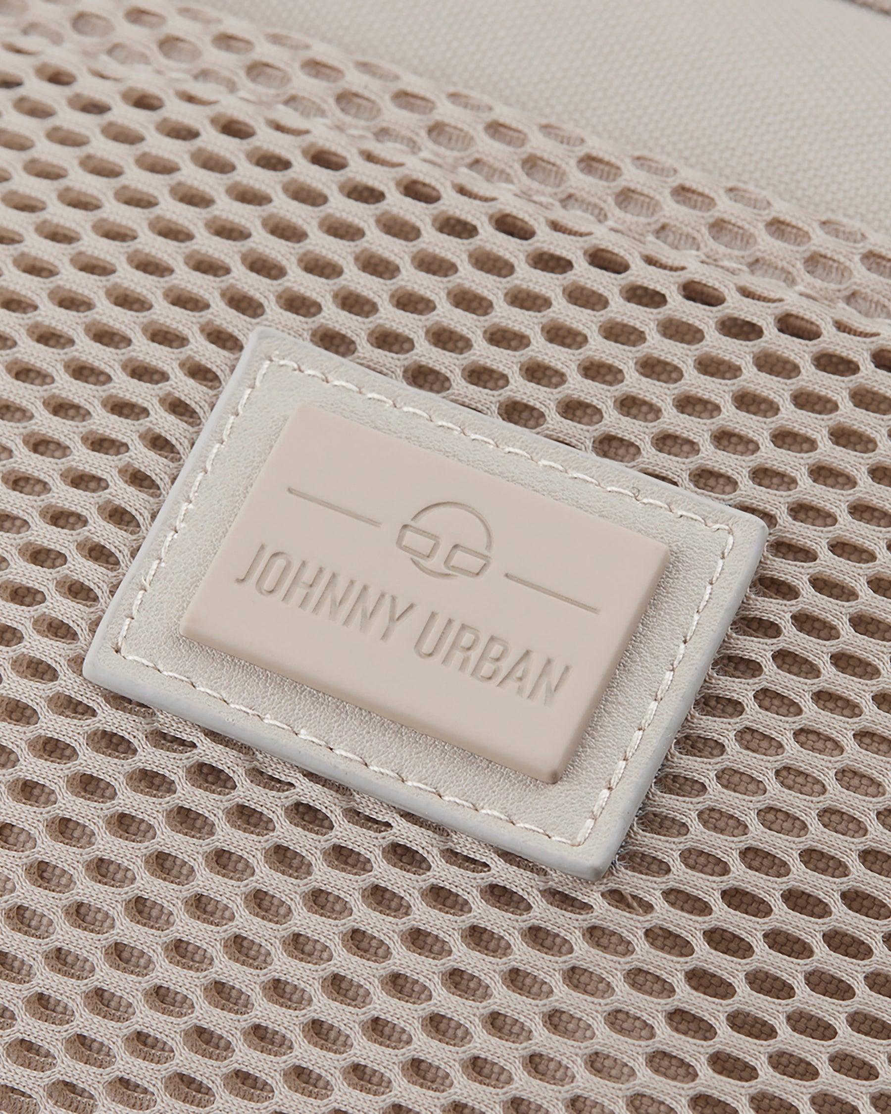 Beiges Johnny Urban Logo auf gewebtem Netzstoff der Handtasche 'Maddy'