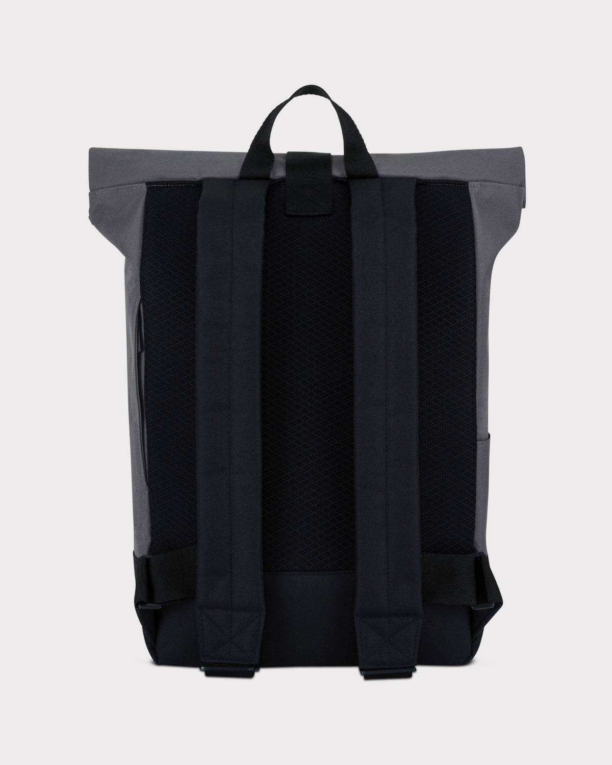 Rückseite des Rolltop Rucksacks 'Ryan' mit gepolsterten schwarzen Schultergurten und grauem Oberteil