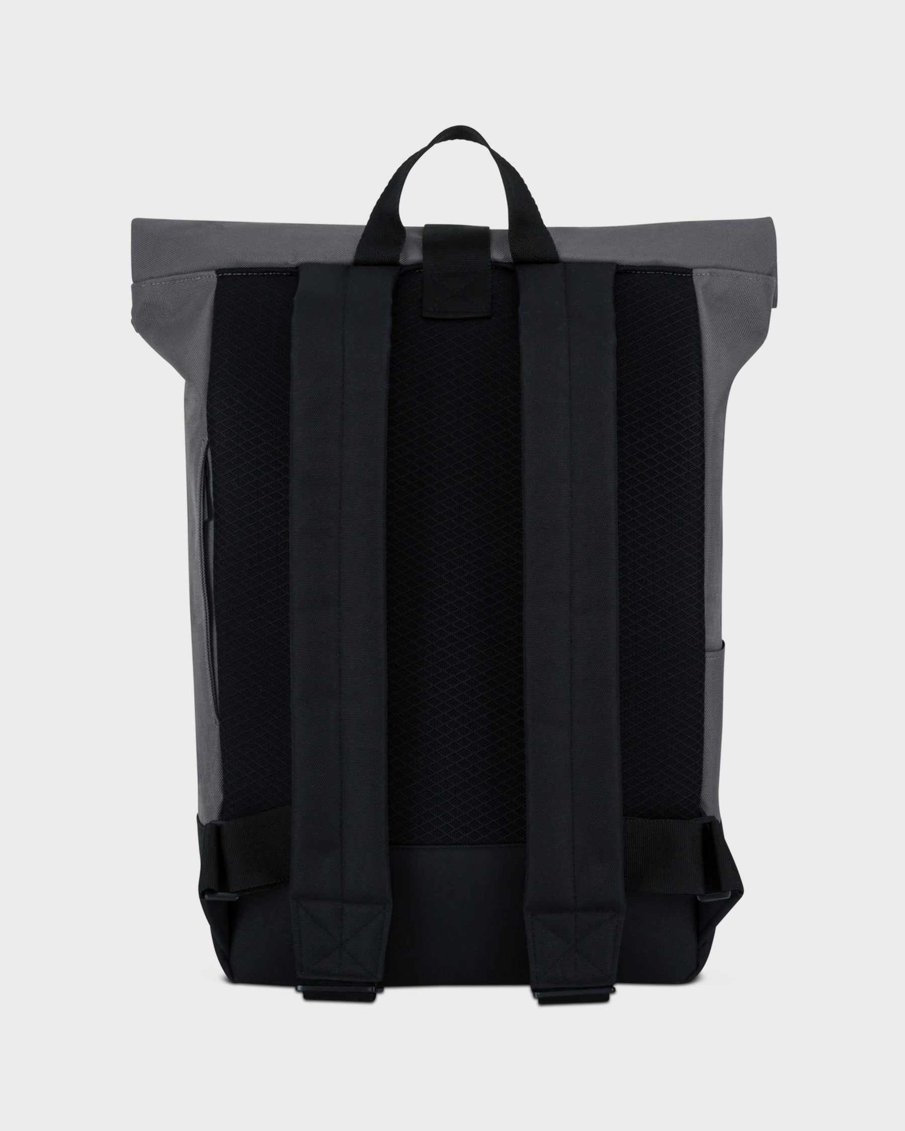 Rückseite des Rolltop Rucksacks 'Ryan' mit gepolsterten schwarzen Schultergurten und grauem Oberteil