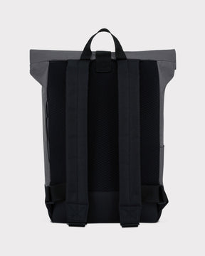Rückseite des Rolltop Rucksacks 'Ryan' mit gepolsterten schwarzen Schultergurten und grauem Oberteil