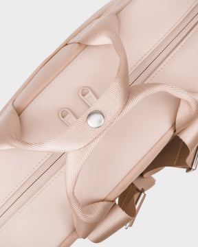 Nahe Ansicht des rosa Rucksacks Jona Large mit gewebten Trägern und silbernem Knopf