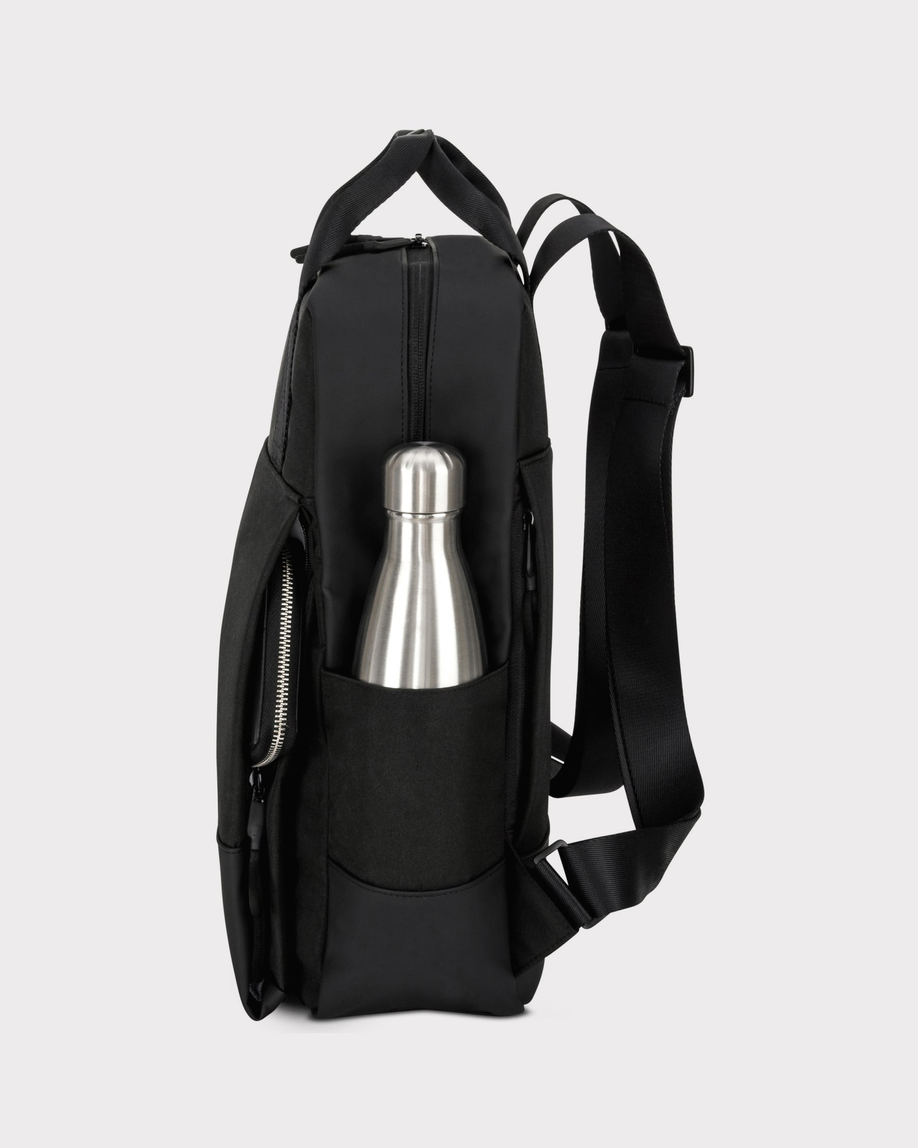Schwarzer Rucksack 'Jona Large' mit Seitenfach und silberner Trinkflasche