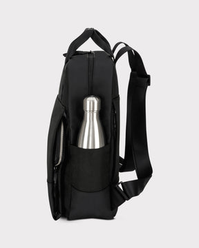 Schwarzer Rucksack 'Jona Large' mit Seitenfach und silberner Trinkflasche