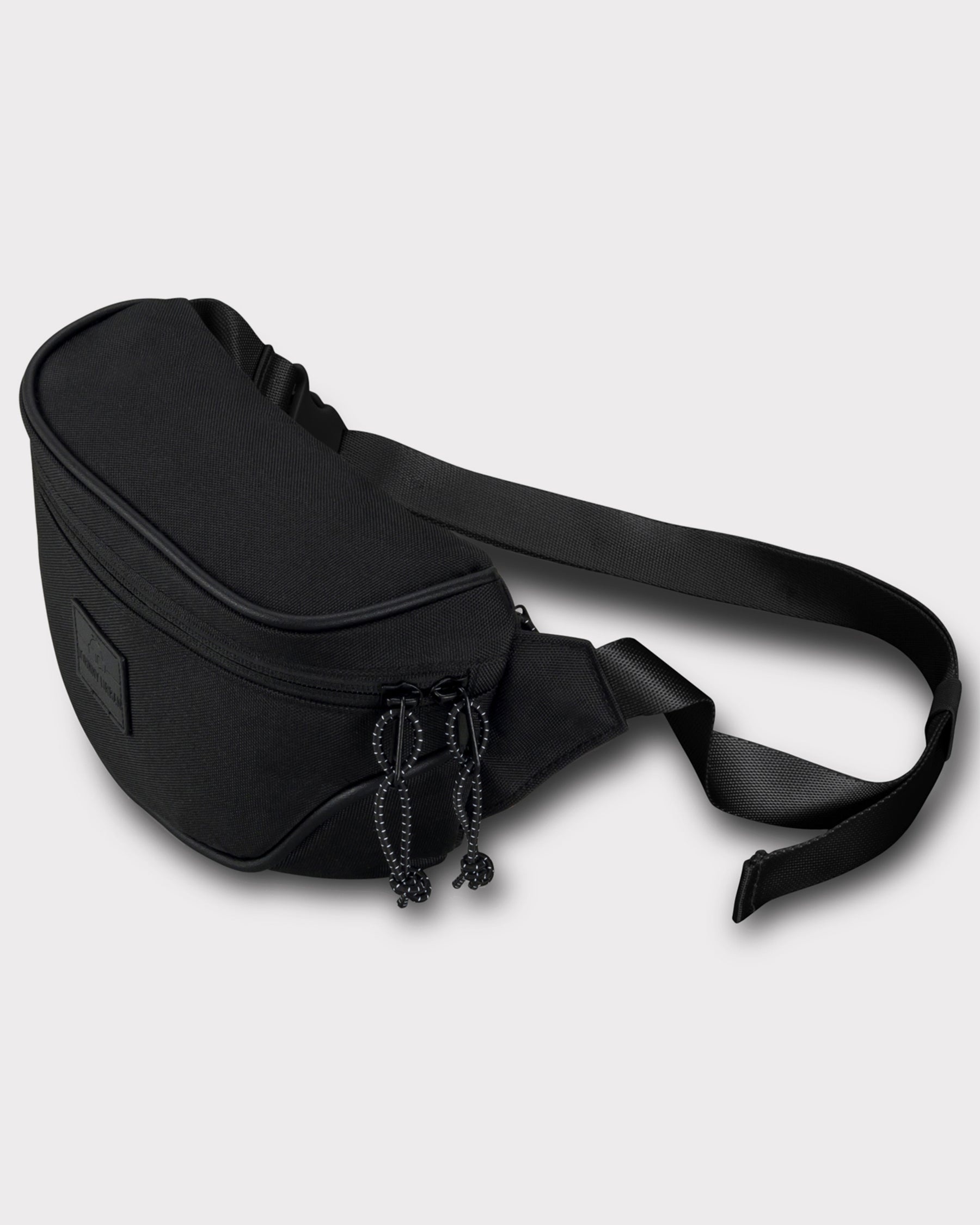 Schwarze nachhaltige Bauchtasche 'Ben' mit Reißverschluss und verstellbarem Gurt