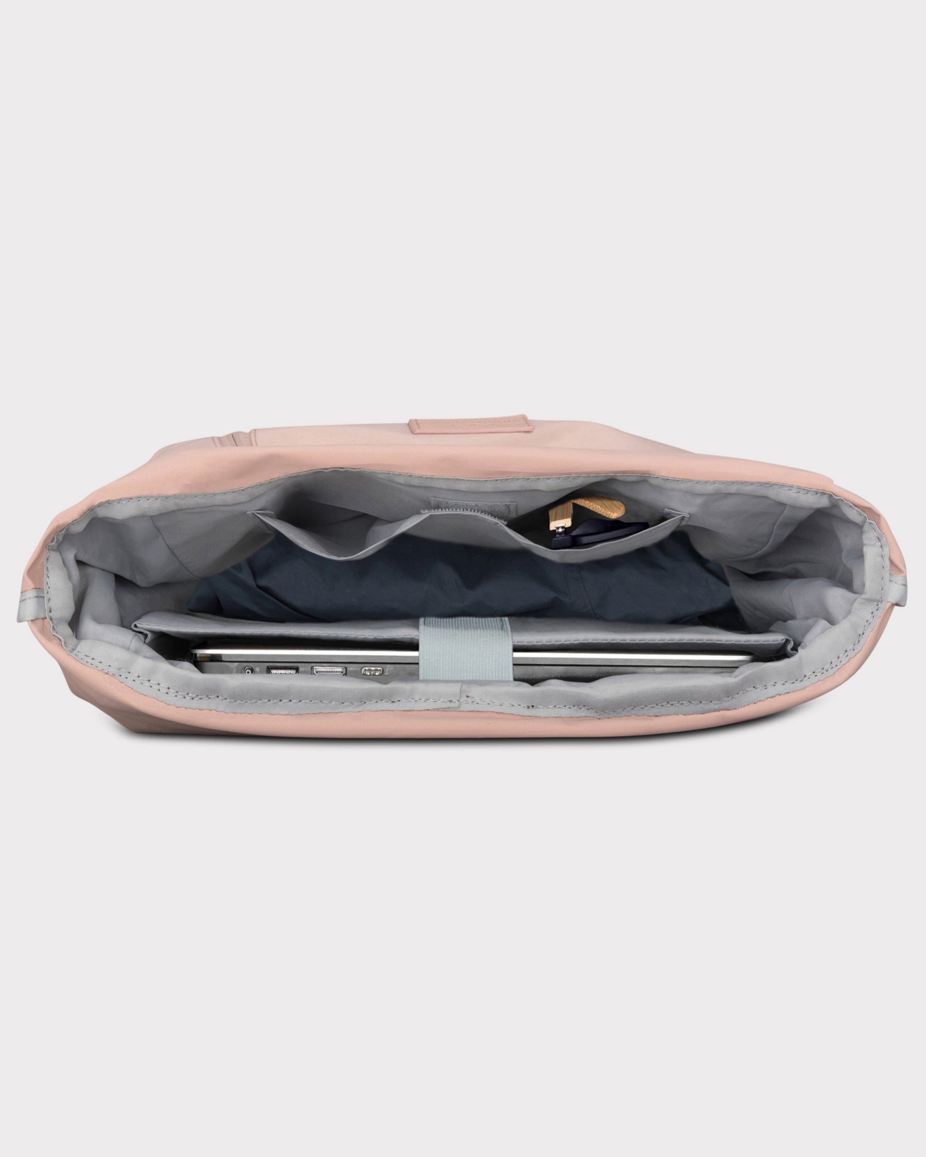Innenansicht des nachhaltigen Rolltop Rucksacks Robin Medium in Rosa mit Laptopfach und weiteren Fächern