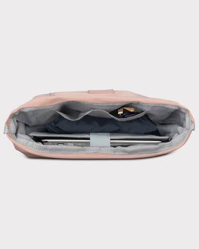 Innenansicht des nachhaltigen Rolltop Rucksacks Robin Medium in Rosa mit Laptopfach und weiteren Fächern