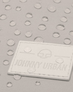 Nahaufnahme des beigen Rucksacks 'Jona Large' mit Wasserperlen auf wasserabweisendem Stoff und Johnny Urban Logo