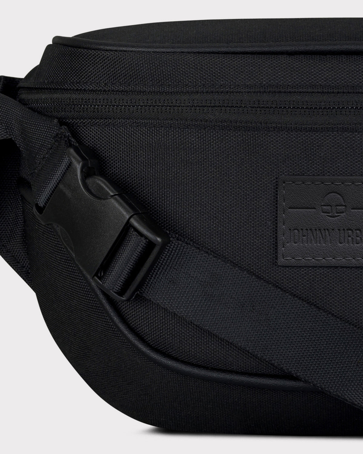 Schwarze, recycelte Bauchtasche 'Ben' von Johnny Urban mit Reißverschluss und verstellbarem Gurt